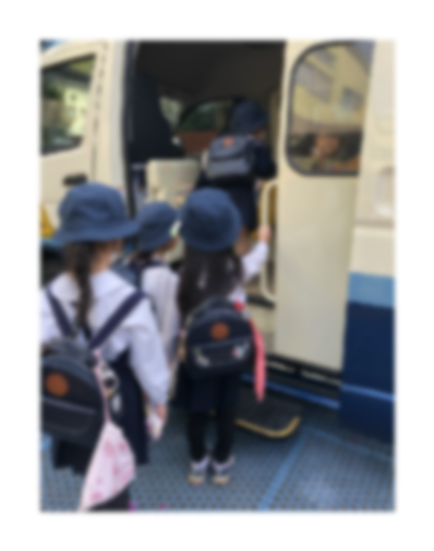 むつみ幼稚園の園児さんがバスに乗車している様子